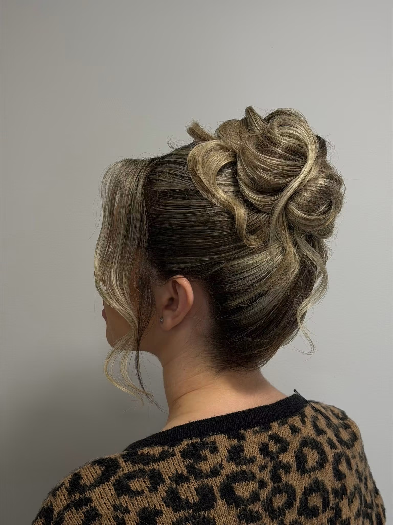 Coc răsucit modern, șuvițe blond-șaten