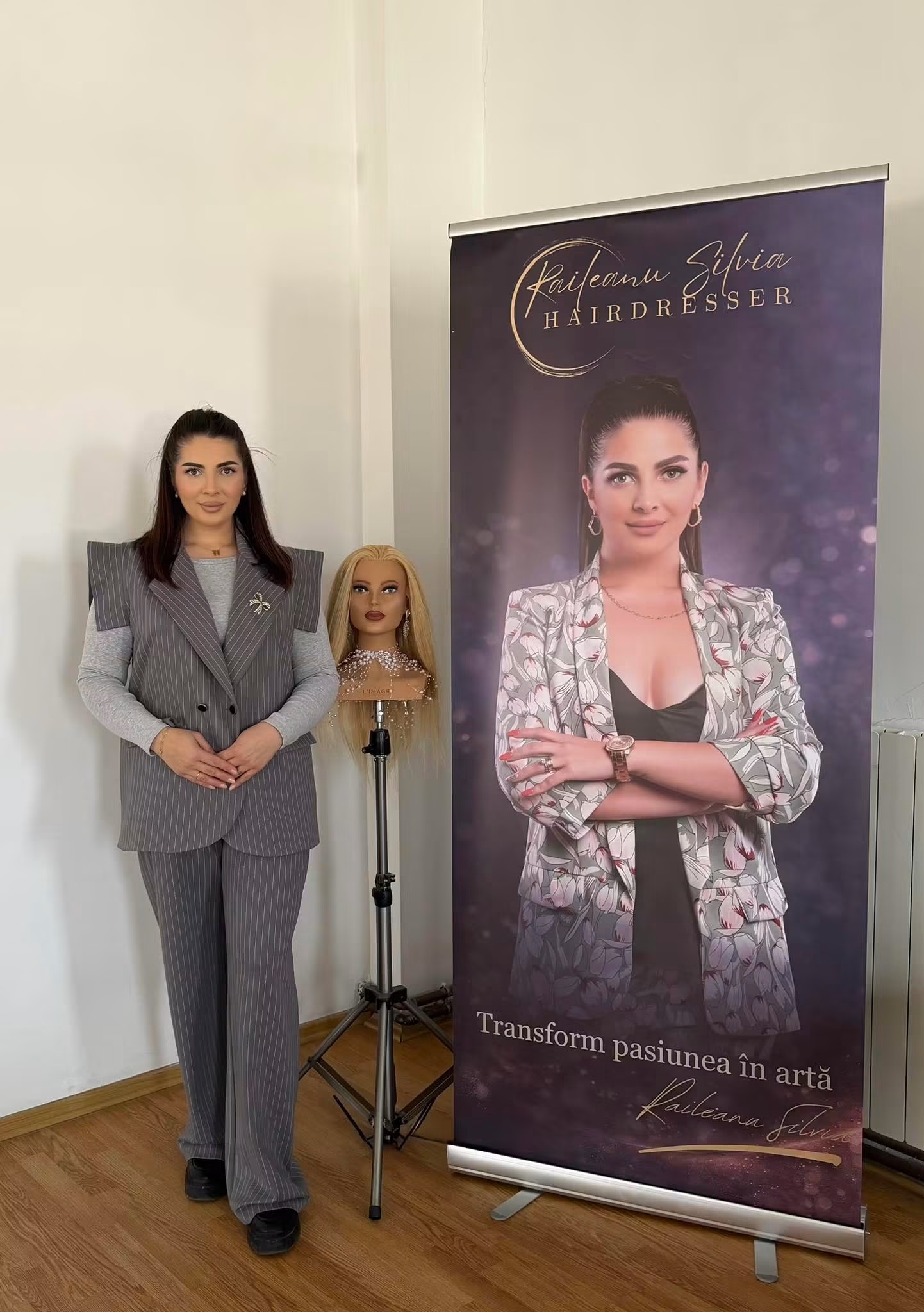 Silvia alături de banner-ul cu propria imagine