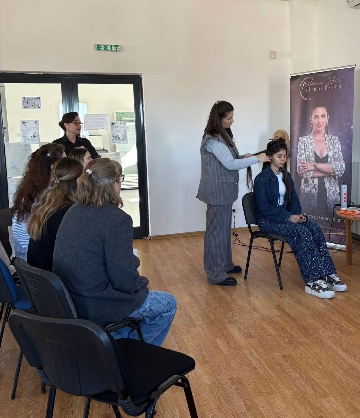 Curs practic de coafat cu grup de cursante
